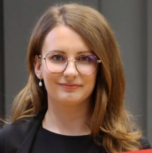 Excelență academică la CUNBM: Ioana Grad a fost distinsă cu Diploma de Doctor în filosofie în cadrul Conferinței Cercetării și Inovării UTCN 2026