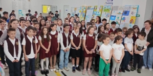 Expoziția „Scrisoare către tine, PACE!” a fost vernisată prin momente artistice dedicate nonviolenței, toleranței și armoniei la Școala Gimnazială „Nicolae Iorga” Baia Mare