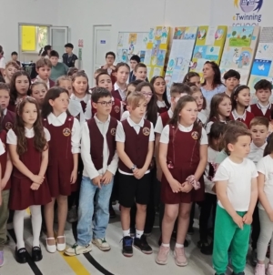 Expoziția „Scrisoare către tine, PACE!” a fost vernisată prin momente artistice dedicate nonviolenței, toleranței și armoniei la Școala Gimnazială „Nicolae Iorga” Baia Mare