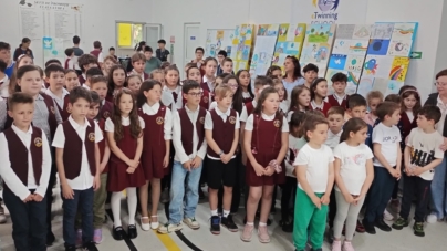Expoziția „Scrisoare către tine, PACE!” a fost vernisată prin momente artistice dedicate nonviolenței, toleranței și armoniei la Școala Gimnazială „Nicolae Iorga” Baia Mare