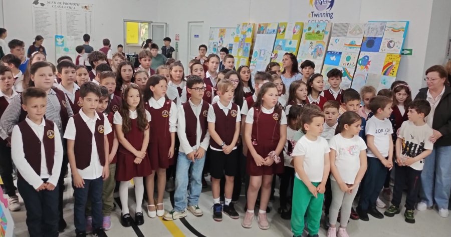 Expoziția „Scrisoare către tine, PACE!” a fost vernisată prin momente artistice dedicate nonviolenței, toleranței și armoniei la Școala Gimnazială „Nicolae Iorga” Baia Mare