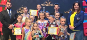 O mulțime de medalii pentru sportivele CS Red&Black Dance Baia Mare la Campionatul Național de Culturism și Fitness de la Sibiu