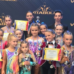 O mulțime de medalii pentru sportivele CS Red&Black Dance Baia Mare la Campionatul Național de Culturism și Fitness de la Sibiu