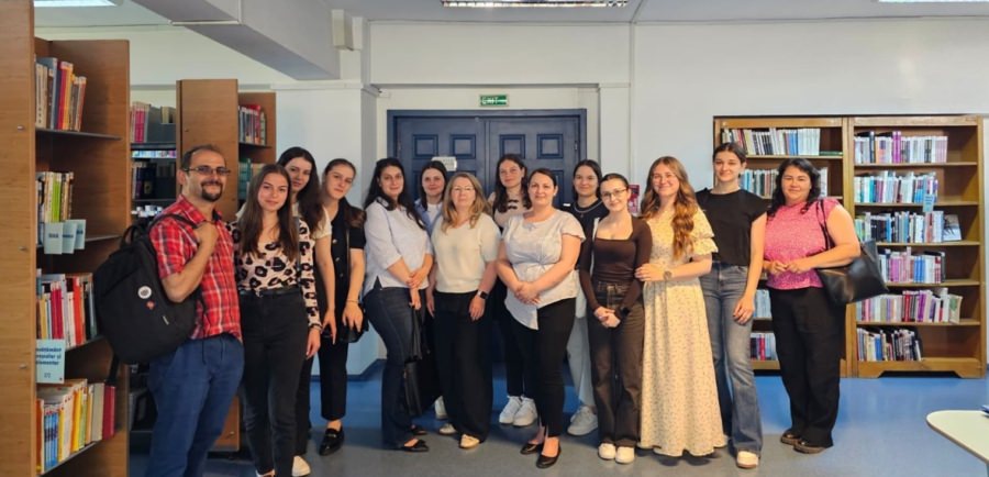 Tehnologia în slujba pedagogiei: vizită tematică a studenților PIPP la Biblioteca Județeană „Petre Dulfu”