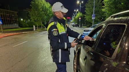 Acțiuni ale polițiștilor rutieri în weekend – zeci de mașini oprite la control. Au fost și accidente