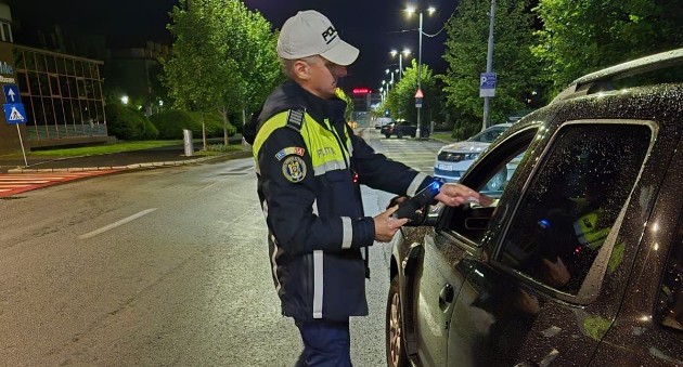 Acțiuni ale polițiștilor rutieri în weekend – zeci de mașini oprite la control. Au fost și accidente