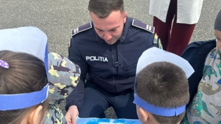 Lecții de siguranță de la polițiști pentru cei mai mici participanți la trafic
