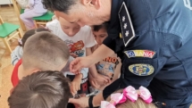 Copii răsplătiți cu insigne de „Polițiști juniori” la Tăuții Măgherăuș
