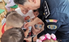 Copii răsplătiți cu insigne de „Polițiști juniori” la Tăuții Măgherăuș
