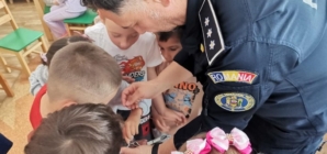 Copii răsplătiți cu insigne de „Polițiști juniori” la Tăuții Măgherăuș