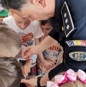 Copii răsplătiți cu insigne de „Polițiști juniori” la Tăuții Măgherăuș