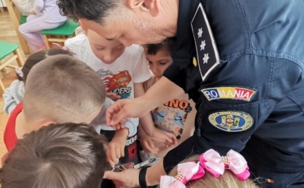 Copii răsplătiți cu insigne de „Polițiști juniori” la Tăuții Măgherăuș