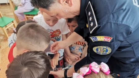 Copii răsplătiți cu insigne de „Polițiști juniori” la Tăuții Măgherăuș
