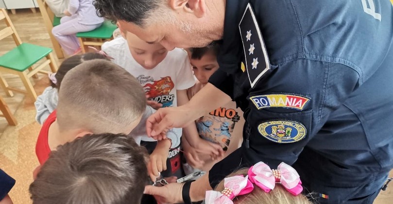 Copii răsplătiți cu insigne de „Polițiști juniori” la Tăuții Măgherăuș