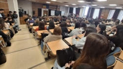 Peste 200 de elevi, la o întâlnire cu polițiștii, în Baia Mare, pe tema traficului de persoane