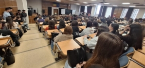 Peste 200 de elevi, la o întâlnire cu polițiștii, în Baia Mare, pe tema traficului de persoane
