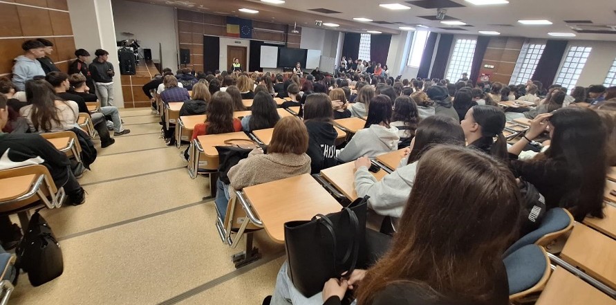 Peste 200 de elevi, la o întâlnire cu polițiștii, în Baia Mare, pe tema traficului de persoane