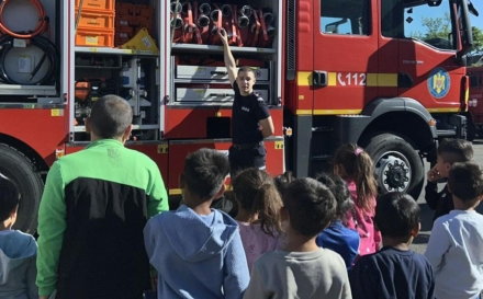 O zi printre salvatori: preșcolarii de la Centrul Comunitar Multifuncțional au avut parte de activități educative alături de pompieri