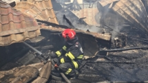 Incendiu la Sarasău – o casă, o hală de dezmembrări auto și mașini, cuprinse de flăcări