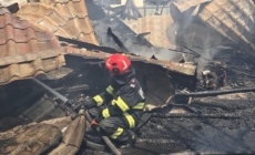Incendiu la Sarasău – o casă, o hală de dezmembrări auto și mașini, cuprinse de flăcări