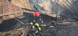 Incendiu la Sarasău – o casă, o hală de dezmembrări auto și mașini, cuprinse de flăcări
