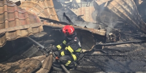 Incendiu la Sarasău – o casă, o hală de dezmembrări auto și mașini, cuprinse de flăcări