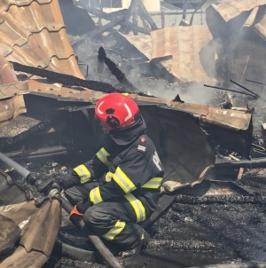Incendiu la Sarasău – o casă, o hală de dezmembrări auto și mașini, cuprinse de flăcări