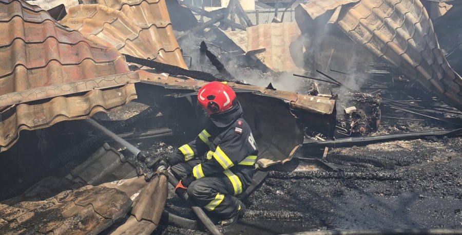 Incendiu la Sarasău – o casă, o hală de dezmembrări auto și mașini, cuprinse de flăcări