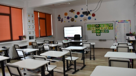 Unitățile de învățământ din Târgu Lăpuș și localitățile vecine, dotate cu mobilier și echipamente digitale moderne