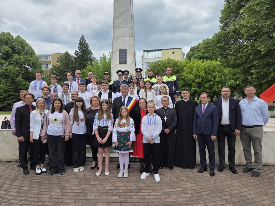 Ziua Eroilor a fost marcată de elevi, profesori și autorități locale la Șomcuta Mare, printr-un eveniment solemn de comemorare