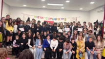 Trupa de teatru „Scena Zero” vă invită la premiera spectacolului „O sută de rochii”, la Centrul Cultural-Educațional START din Târgu Lăpuș