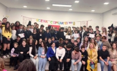 Trupa de teatru „Scena Zero” vă invită la premiera spectacolului „O sută de rochii”, la Centrul Cultural-Educațional START din Târgu Lăpuș