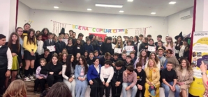 Trupa de teatru „Scena Zero” vă invită la premiera spectacolului „O sută de rochii”, la Centrul Cultural-Educațional START din Târgu Lăpuș
