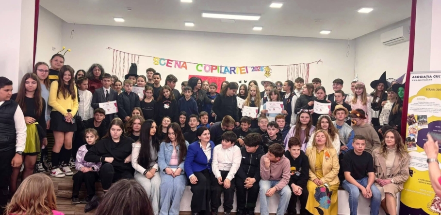 Trupa de teatru „Scena Zero” vă invită la premiera spectacolului „O sută de rochii”, la Centrul Cultural-Educațional START din Târgu Lăpuș