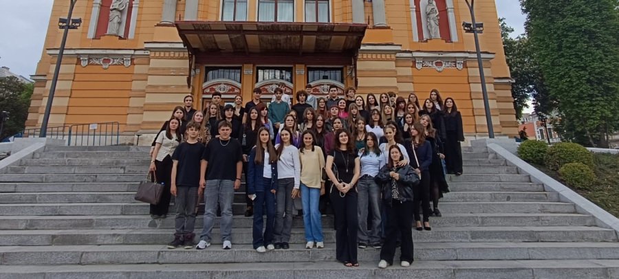 Elevii Colegiului de Arte Baia Mare au descoperit farmecul spectacolelor de operă clasică, la Opera Națională Română din Cluj