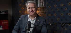 Vlad Mureșan, lector universitar al Facultății de Studii Europene din cadrul Universității Babeș-Bolyai din Cluj-Napoca va susține prelegerea „Sfârșitul istoriei ca dramă teologico-politică” la Facultatea de Litere din Baia Mare