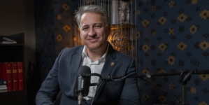 Vlad Mureșan, lector universitar al Facultății de Studii Europene din cadrul Universității Babeș-Bolyai din Cluj-Napoca va susține prelegerea „Sfârșitul istoriei ca dramă teologico-politică” la Facultatea de Litere din Baia Mare