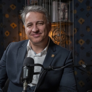Vlad Mureșan, lector universitar al Facultății de Studii Europene din cadrul Universității Babeș-Bolyai din Cluj-Napoca va susține prelegerea „Sfârșitul istoriei ca dramă teologico-politică” la Facultatea de Litere din Baia Mare