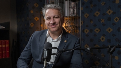 Vlad Mureșan, lector universitar al Facultății de Studii Europene din cadrul Universității Babeș-Bolyai din Cluj-Napoca va susține prelegerea „Sfârșitul istoriei ca dramă teologico-politică” la Facultatea de Litere din Baia Mare
