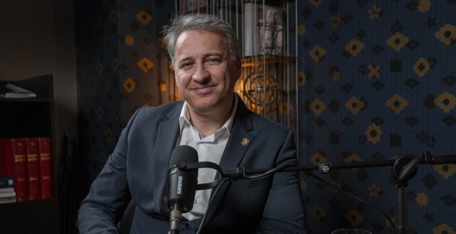 Vlad Mureșan, lector universitar al Facultății de Studii Europene din cadrul Universității Babeș-Bolyai din Cluj-Napoca va susține prelegerea „Sfârșitul istoriei ca dramă teologico-politică” la Facultatea de Litere din Baia Mare
