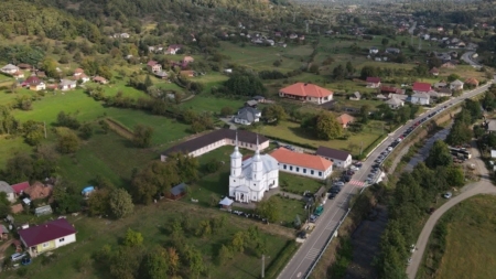 În această duminică: PS Iustin va sfinți altarul de vară și sala socială „Sfântul Stelian” din Parohia Făurești