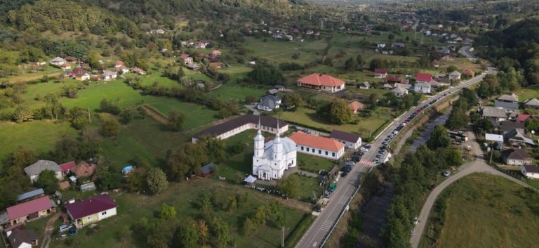În această duminică: PS Iustin va sfinți altarul de vară și sala socială „Sfântul Stelian” din Parohia Făurești
