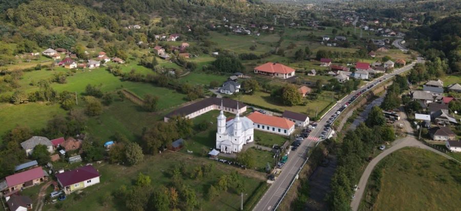 În această duminică: PS Iustin va sfinți altarul de vară și sala socială „Sfântul Stelian” din Parohia Făurești