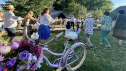 „Cu IA pe bicicletă”: Traseu prin Baia Mare și spectacol folcloric de excepție la Muzeul Satului