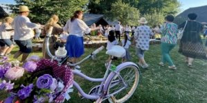 „Cu IA pe bicicletă”: Traseu prin Baia Mare și spectacol folcloric de excepție la Muzeul Satului