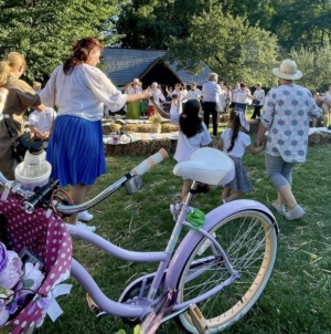 „Cu IA pe bicicletă”: Traseu prin Baia Mare și spectacol folcloric de excepție la Muzeul Satului