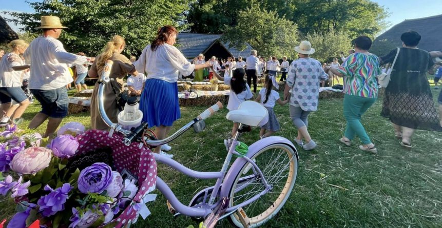 „Cu IA pe bicicletă”: Traseu prin Baia Mare și spectacol folcloric de excepție la Muzeul Satului