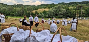 Ca pe vremuri: Se va face clacă de coasă în Groși, pe Valea Mare