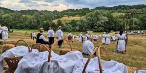 Ca pe vremuri: Se va face clacă de coasă în Groși, pe Valea Mare