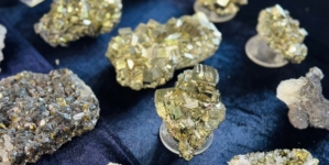 Expoziție de minerale la Sighetu Marmației: Vizitatorii sunt invitați să descopere „comorile ascunse ale Pământului”